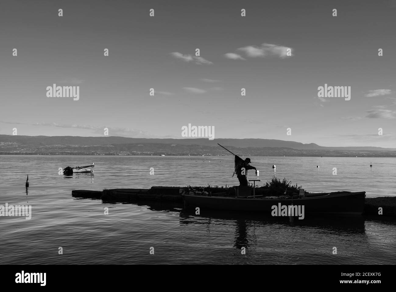 Un pescatore e lago di Ginevra, immagine in bianco e nero Foto Stock