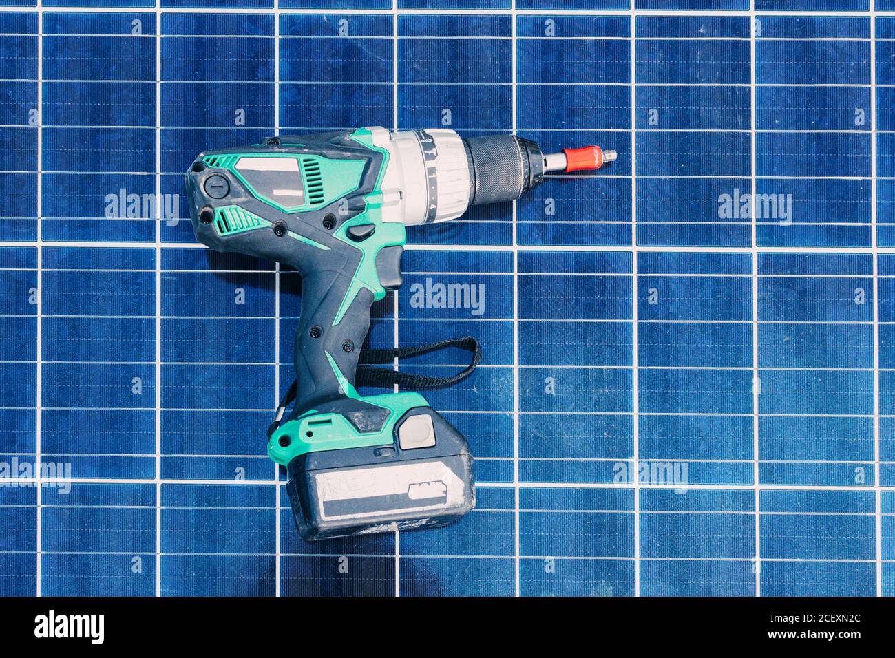 Cacciavite elettrico posizionato sulla parte superiore della batteria solare contemporanea a. fabbrica Foto Stock
