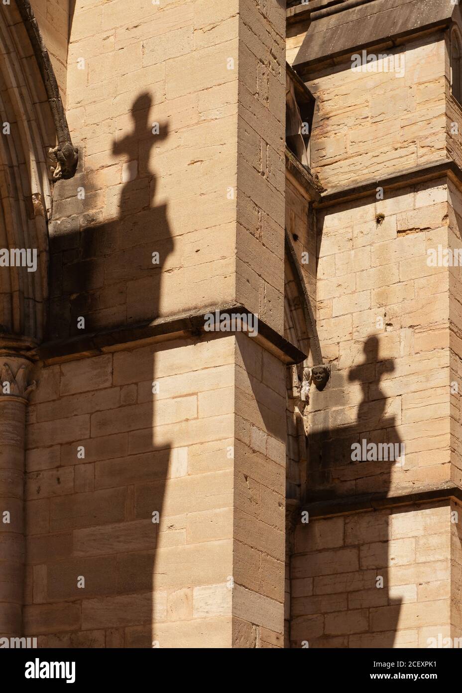 Collegiale Notre Dame a Beaune e ombre di croci, Francia Foto Stock