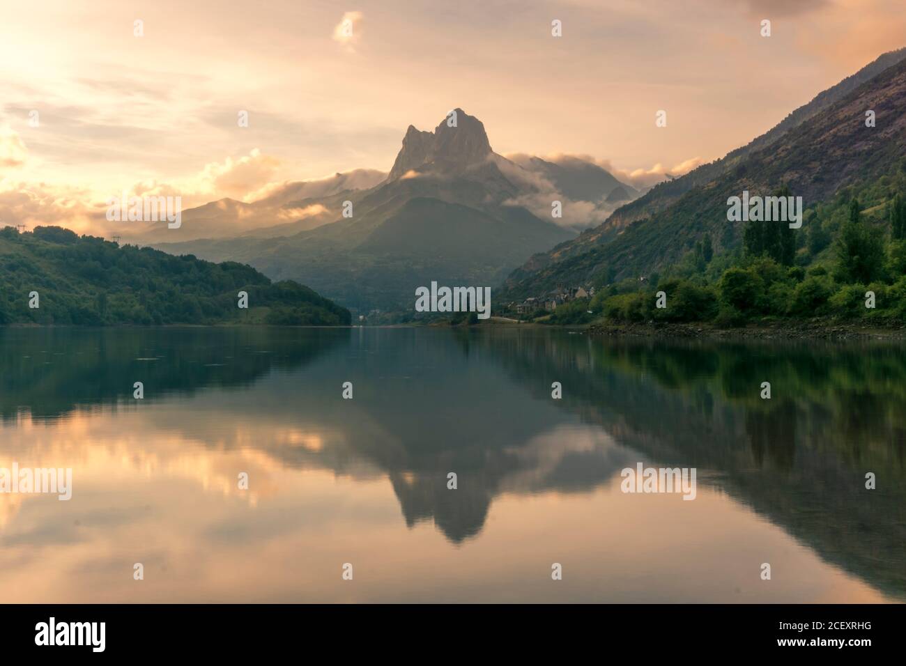 Paesaggi mozzafiato di cresta di montagna e lago calmo in estate Foto Stock