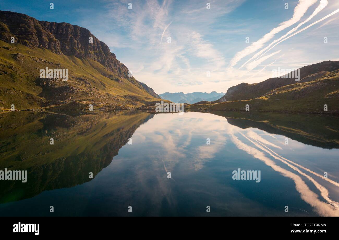 Paesaggi mozzafiato di cresta di montagna e lago calmo in estate Foto Stock