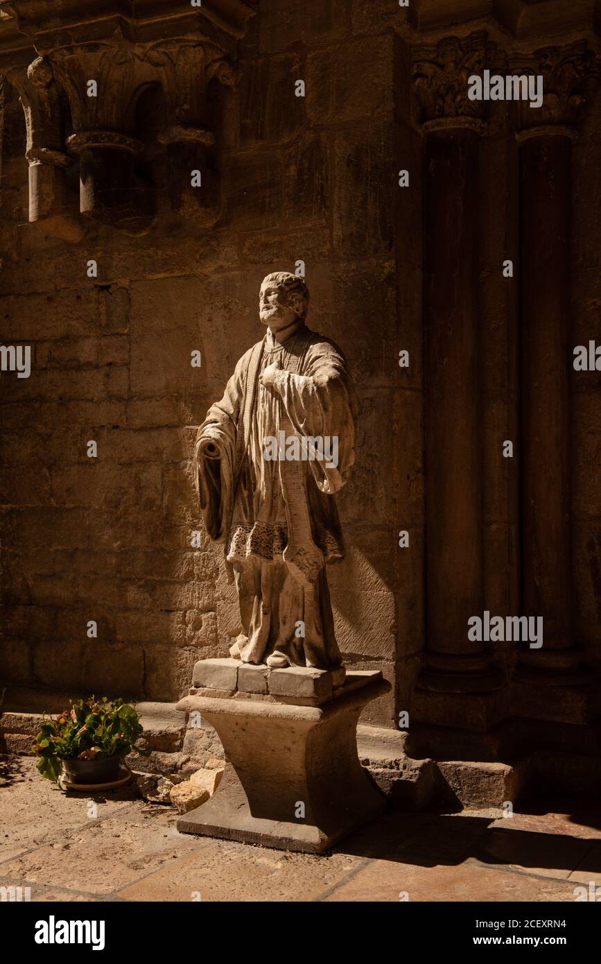 Una delle statue del collegiale Notre Dame, Beaune, Francia Foto Stock