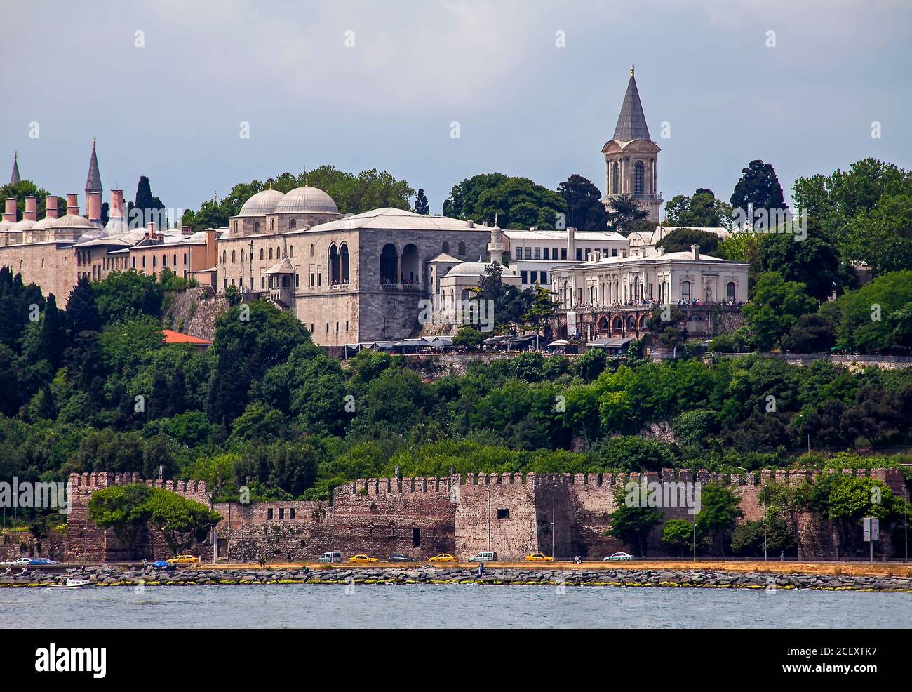 Vista dalla costa di Sarayburnu, la penisola storica e le cupole del Palazzo Topkapi a Istanbul Foto Stock