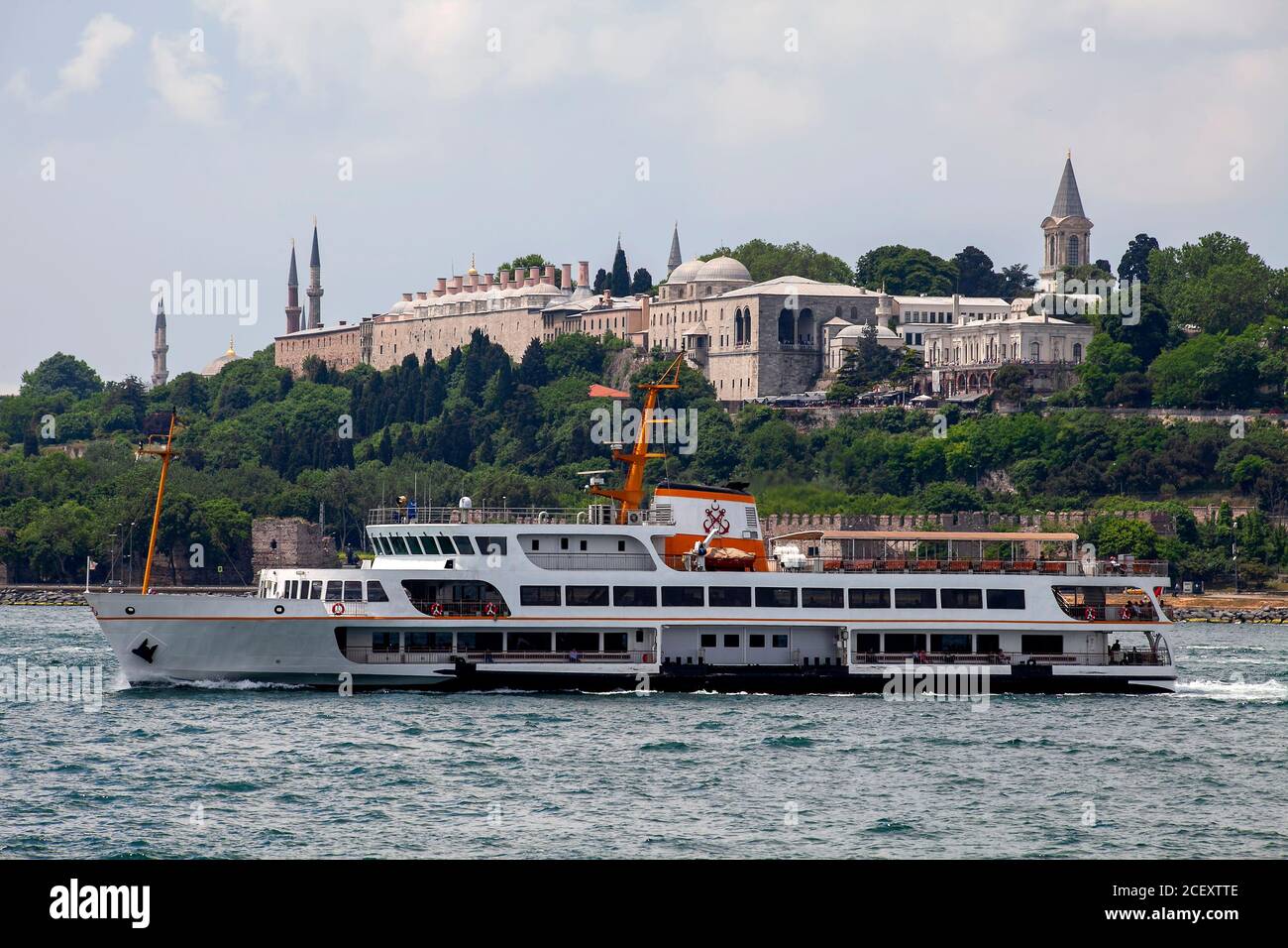 Vista dalla costa di Sarayburnu, la penisola storica e le cupole del Palazzo Topkapi a Istanbul Foto Stock