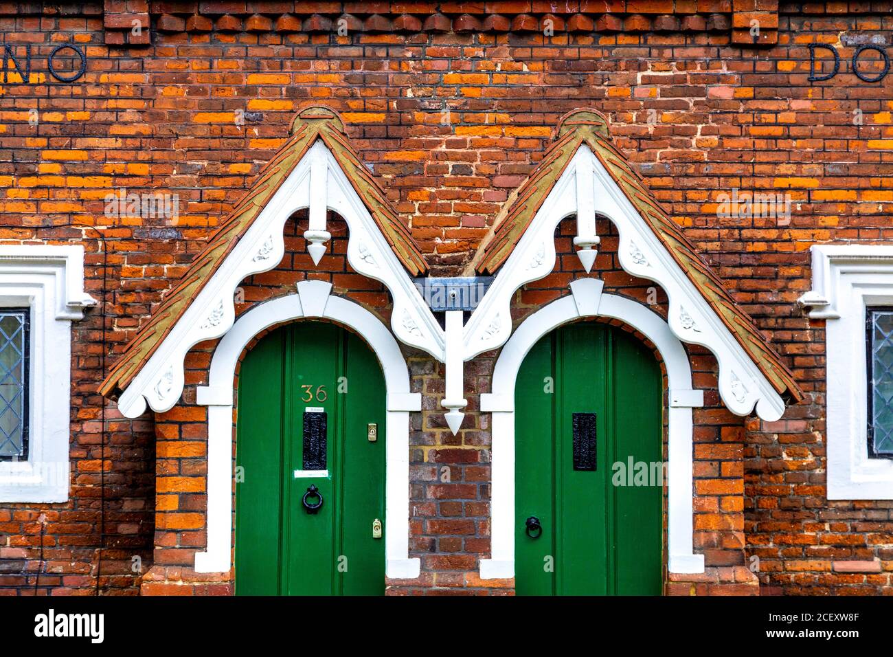 Almhouses, cottage chrming con porte verdi a Baldock, Regno Unito Foto Stock