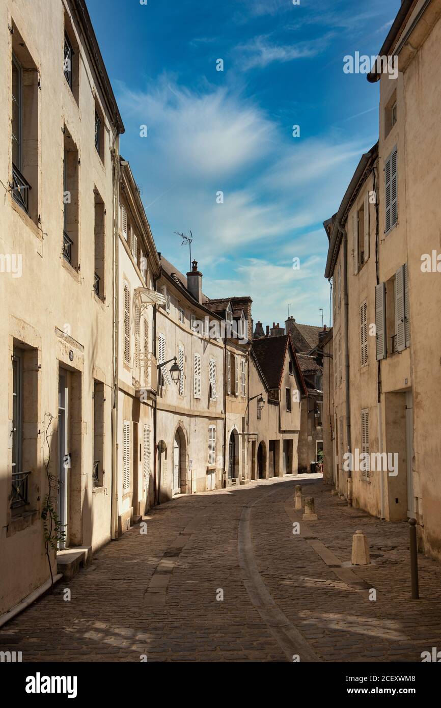 Una strada nel centro storico di Beaune, Francia Foto Stock