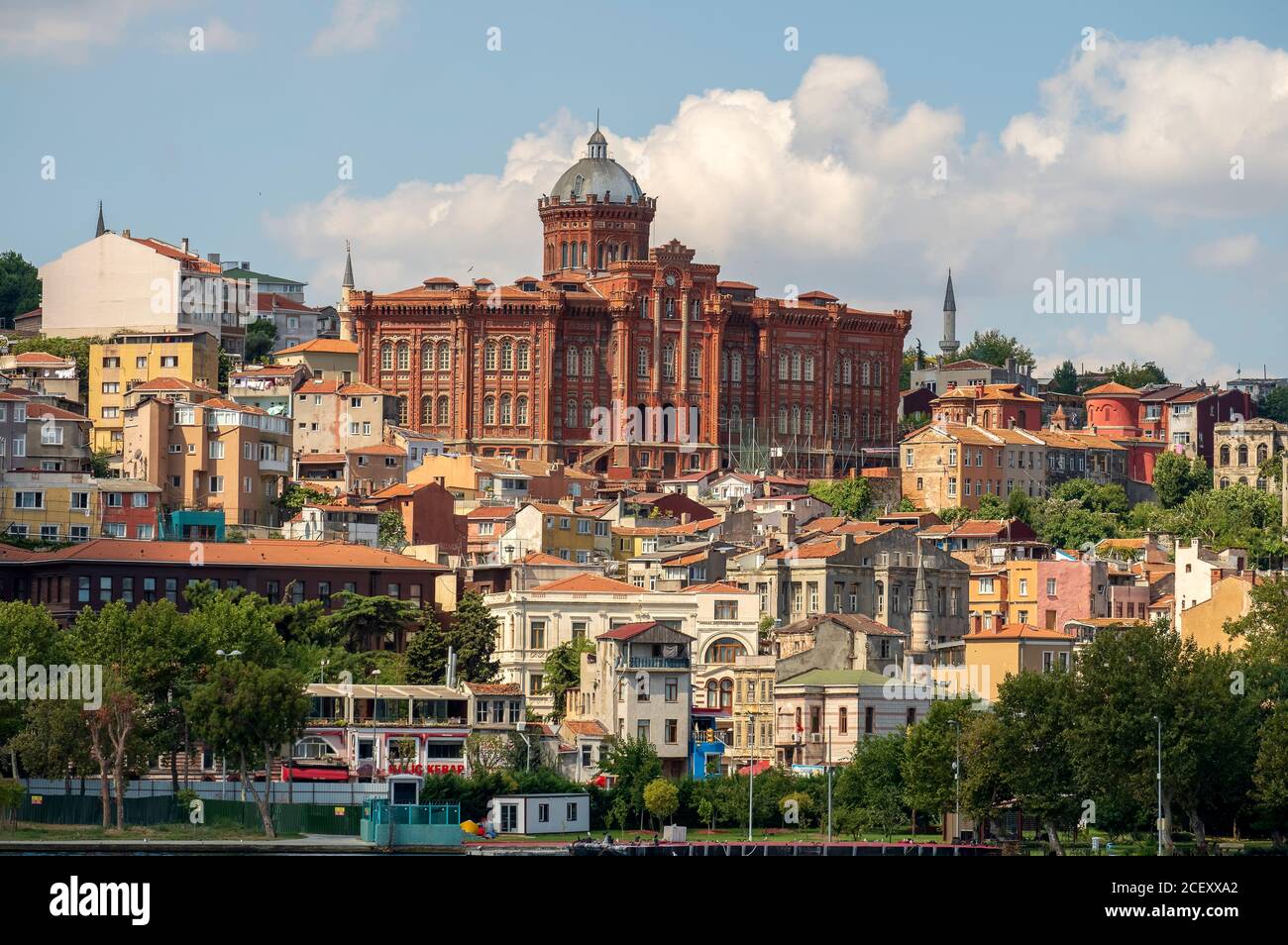 Istanbul; Turchia - 08 agosto 2019: Il patriarcato ecumenico di Costantinopoli e Fener, scuola superiore dei ragazzi greci (scuola rossa), Istanbul. Costruito nel 18 Foto Stock