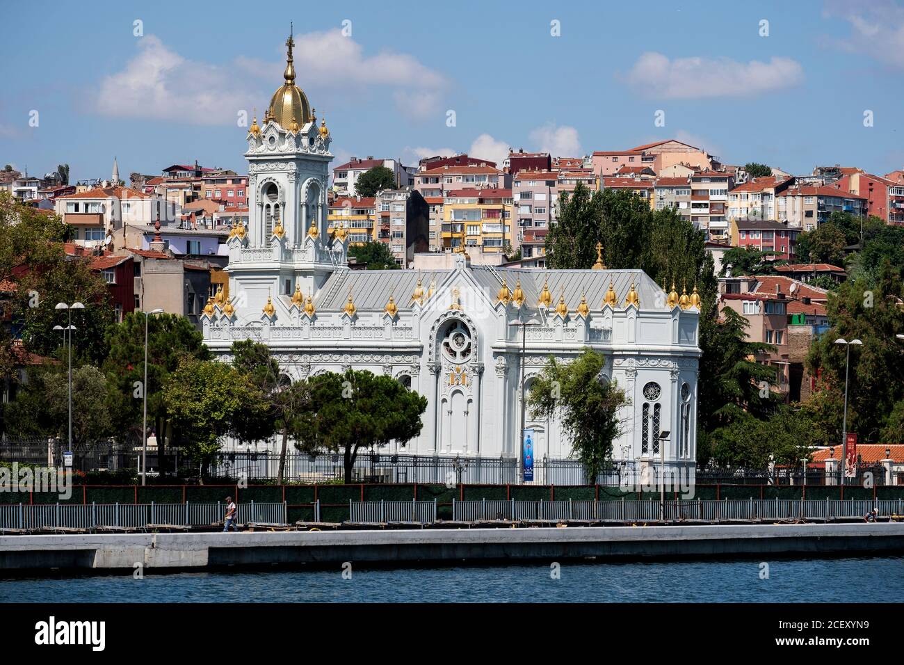 Istanbul; Turchia - 08 agosto 2019: Chiesa bulgara di Santo Stefano, conosciuta come Chiesa di ferro nel Corno d'Oro, Balat, Istanbul, Turchia. Foto Stock
