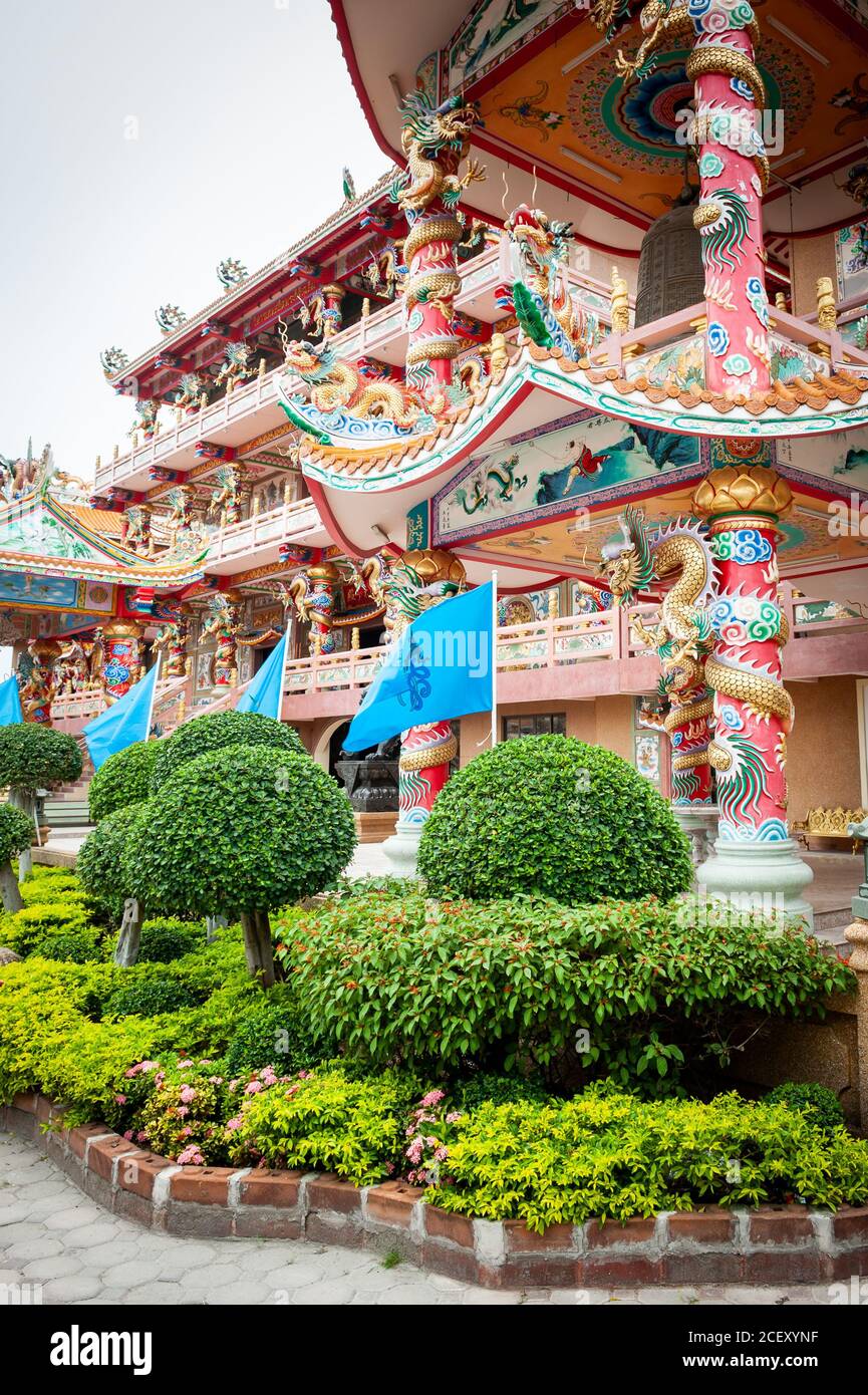 Fotografie dell'incredibile Wihan Thep Sathit Phra Ki ti Chaloem o Red Dragon Chinese Temple. Chon Buri Pattaya Thailandia. Foto Stock