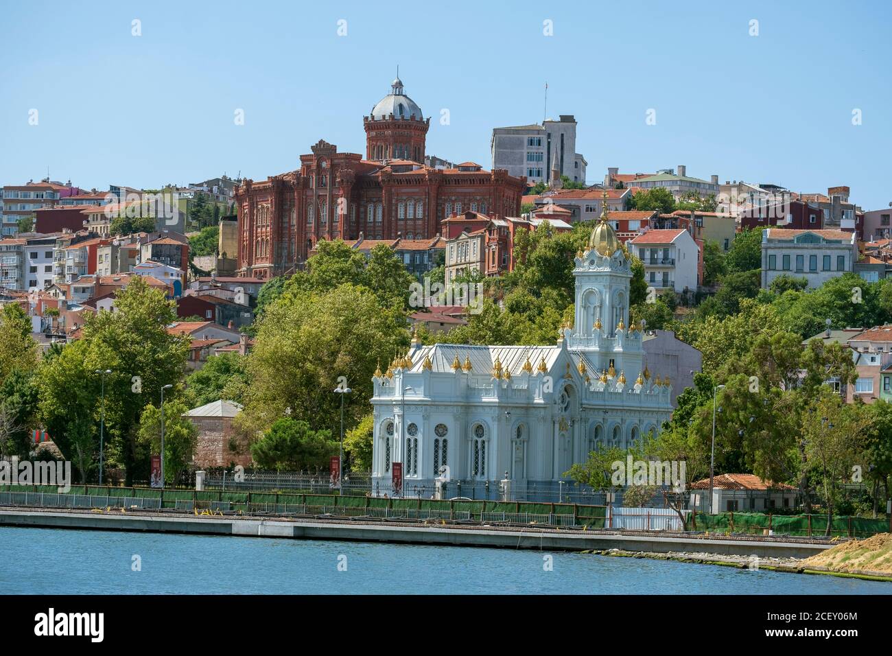 Istanbul; Turchia - 08 agosto 2019: La chiesa bulgara di Santo Stefano, conosciuta anche come la chiesa bulgara di ferro, è una chiesa bulgara ortodossa di Balat con Foto Stock