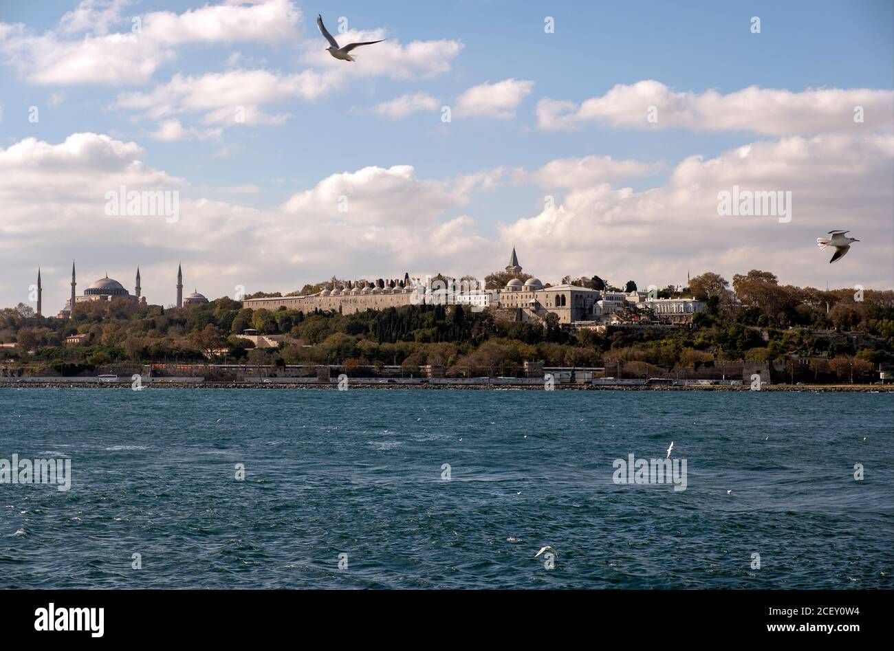 Vista dalla costa di Sarayburnu, la penisola storica e le cupole del Palazzo Topkapi a Istanbul Foto Stock