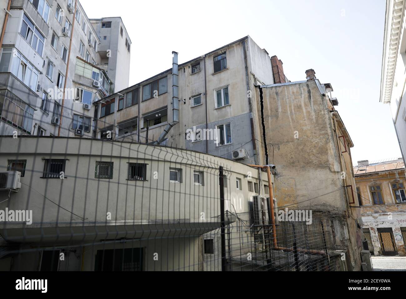Bucarest, Romania - 2 settembre 2020: Grande spaccatura strutturale su un vecchio edificio abitato nel centro storico di Bucarest. Foto Stock