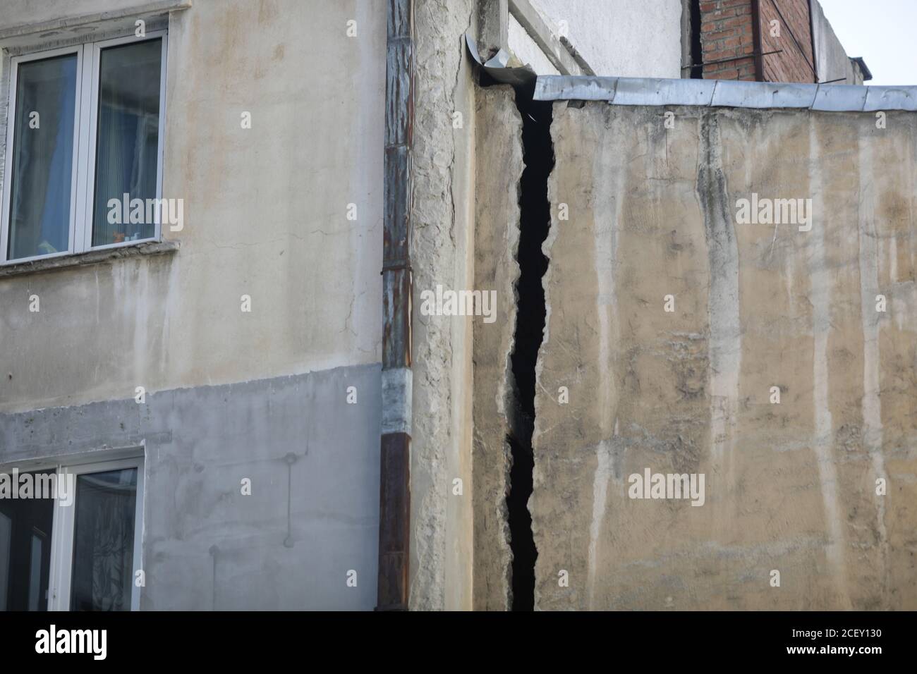 Bucarest, Romania - 2 settembre 2020: Grande spaccatura strutturale su un vecchio edificio abitato nel centro storico di Bucarest. Foto Stock