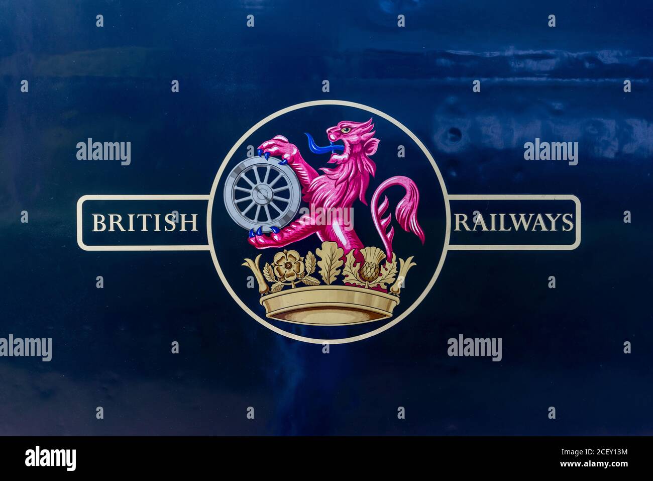 Logo del leone delle ferrovie britanniche sulla locomotiva a vapore Rocket, Bluebell Railway, Heritage Railway Line, West Sussex, Inghilterra, Regno Unito Foto Stock