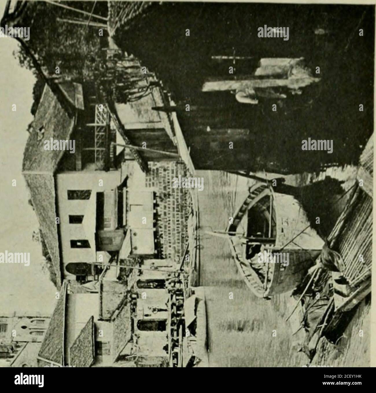 . British Malaya: Un resoconto dell'origine e del progresso dell'influenza britannica in Malaya; con una mappa appositamente compilata, numerose illustrazioni riprodotte da fotografie e un frontespizio in fotogravura. Casa del Consigliere residente di Malacca, con un giardino mostattativo di antichissima data. La vista dalla collina è incantevole, sia che si guardi verso sud oltre i frutteti e villaggi a Gunong Ledang, chiamato MountOphir, o verso ovest verso la collina che è stato appropriateddai cinesi come loro luogo di sepoltura alla moda; o sui tetti di colore rosso scuro della città di Malacca, attraverso il campo di riso Foto Stock