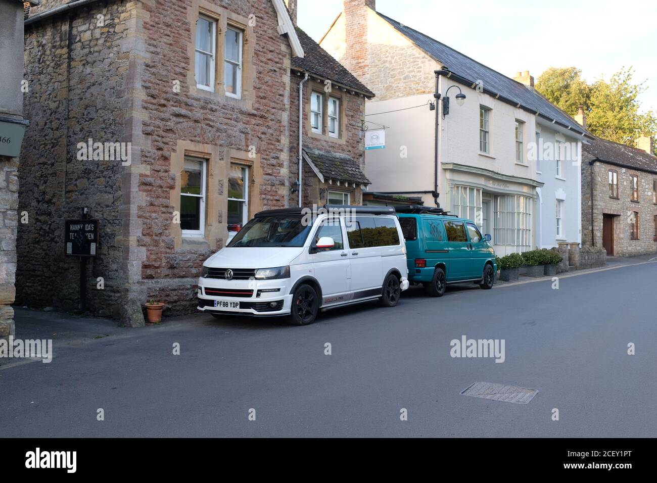 Settembre 2020 - VW camper furgoni parcheggiati nel Somerset Villaggio di Wedmore Foto Stock