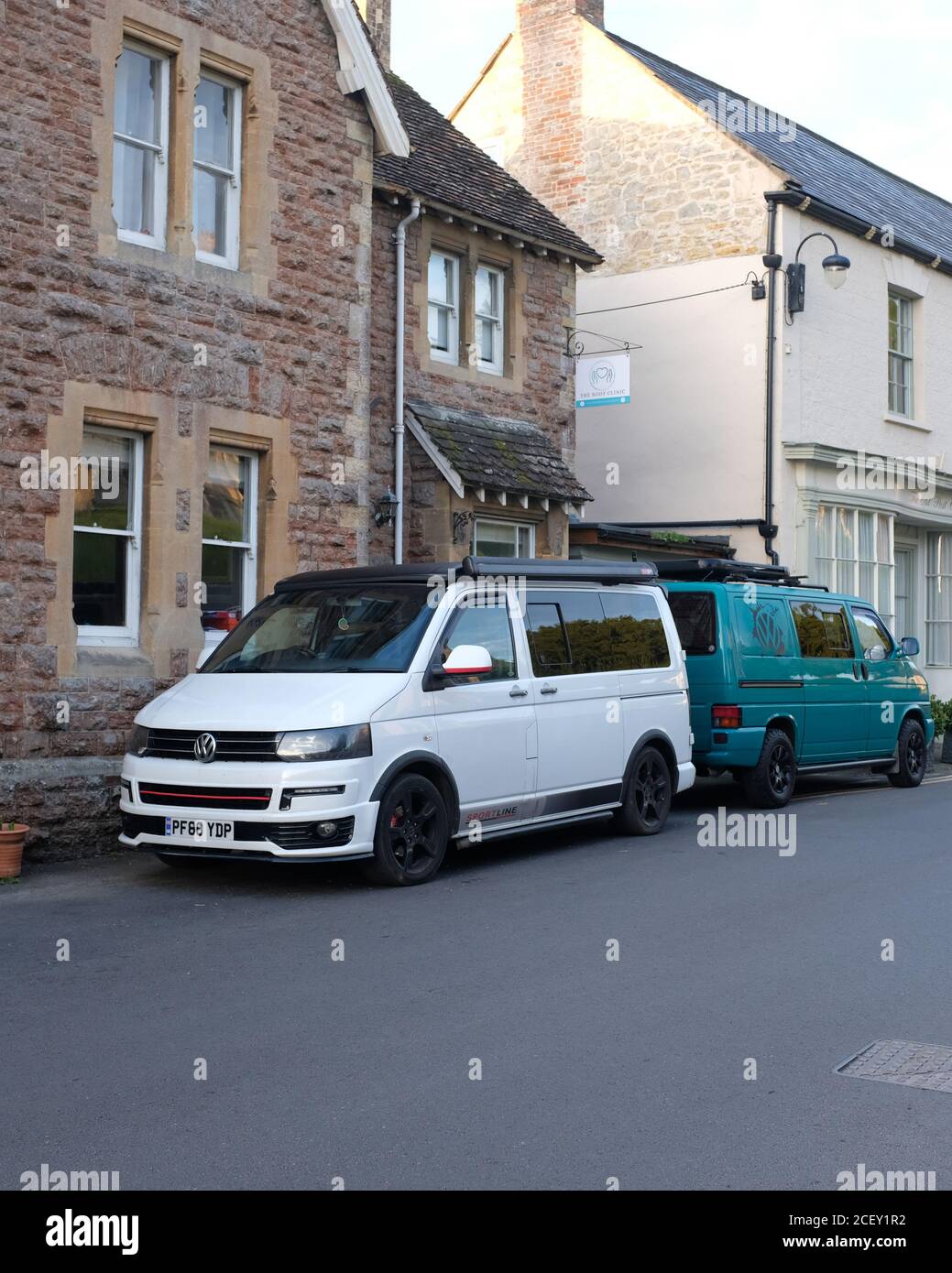 Settembre 2020 - VW camper furgoni parcheggiati nel Somerset Villaggio di Wedmore Foto Stock