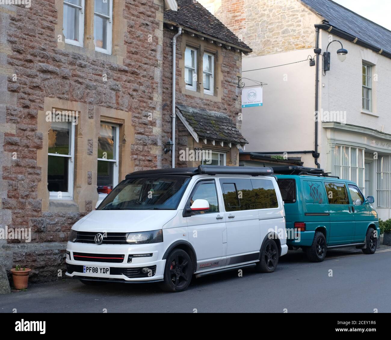 Settembre 2020 - VW camper furgoni parcheggiati nel Somerset Villaggio di Wedmore Foto Stock