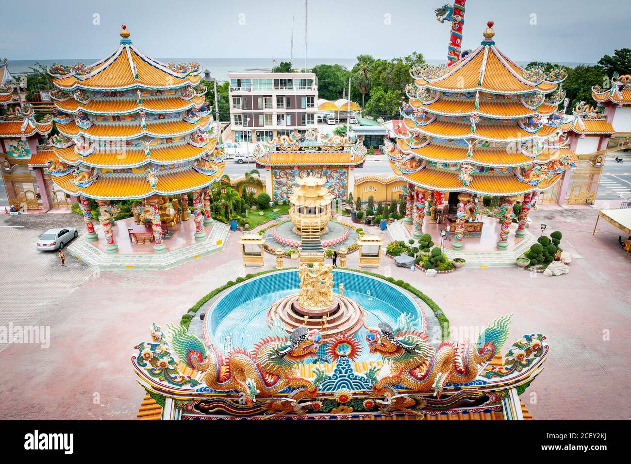 Fotografie dell'incredibile Wihan Thep Sathit Phra Ki ti Chaloem o Red Dragon Chinese Temple. Chon Buri Pattaya Thailandia. Foto Stock