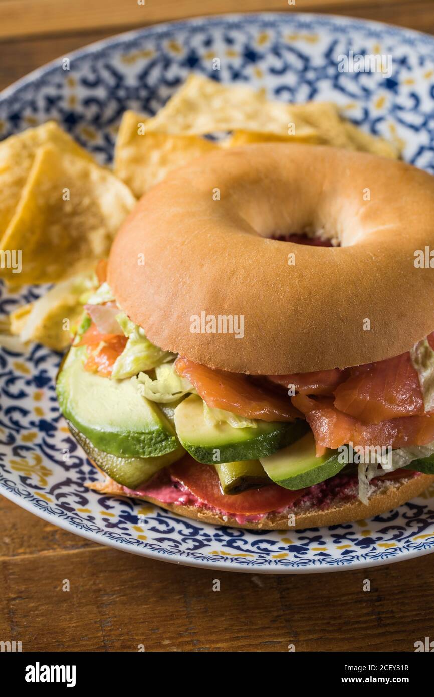 Saporito sacchetto di salmone con tartaro di pomodoro e sottaceti tavolo in legno in cucina Foto Stock