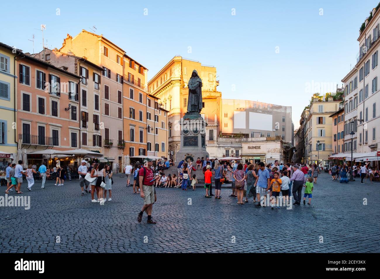 Campo dei Fiori al tramonto con il monumento al filosofo Giordano Bruno nel centro di Roma Foto Stock