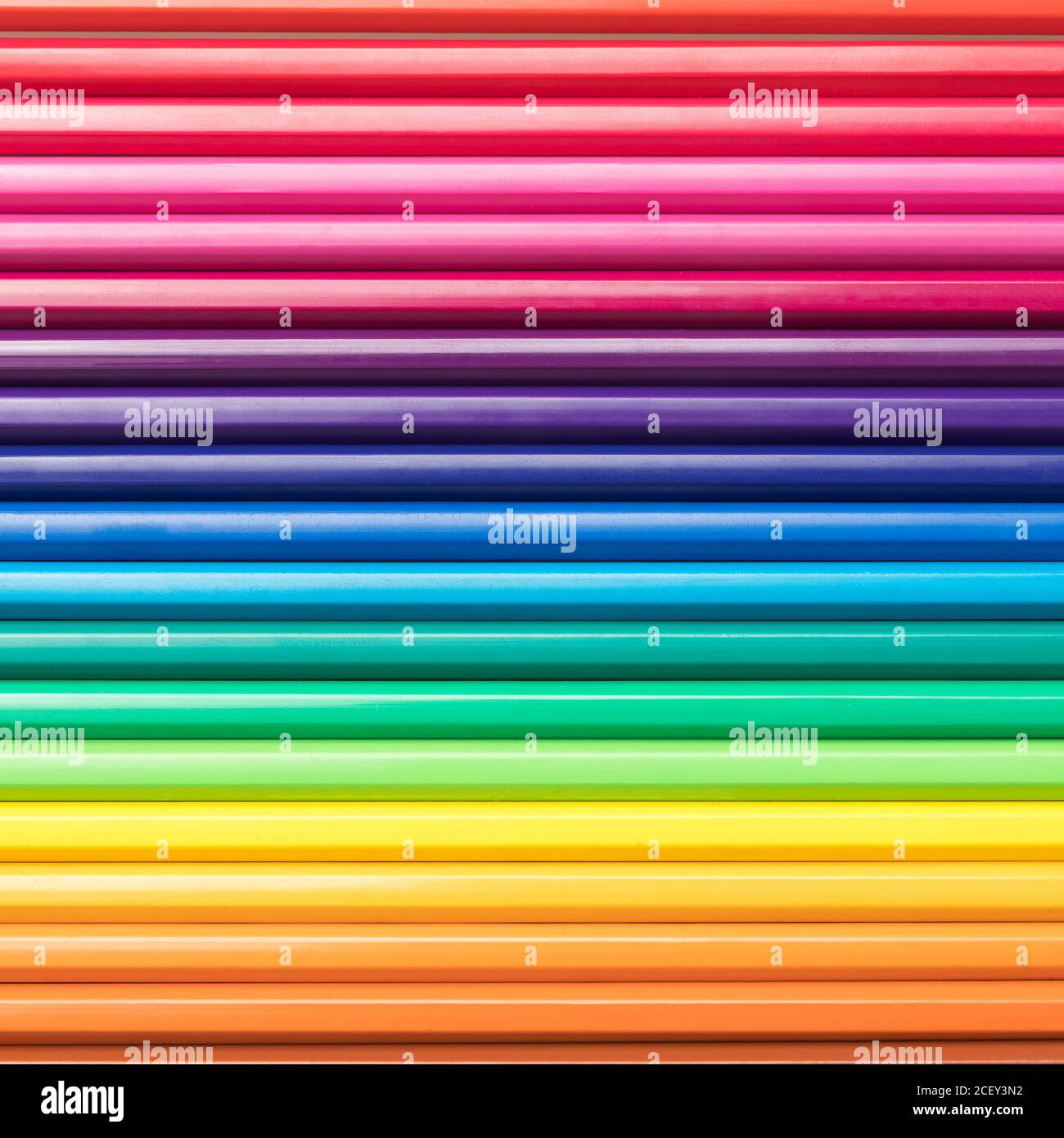 Primo piano di un gruppo di matite disposte secondo lo spettro luminoso. Sfondo colorato. Foto Stock