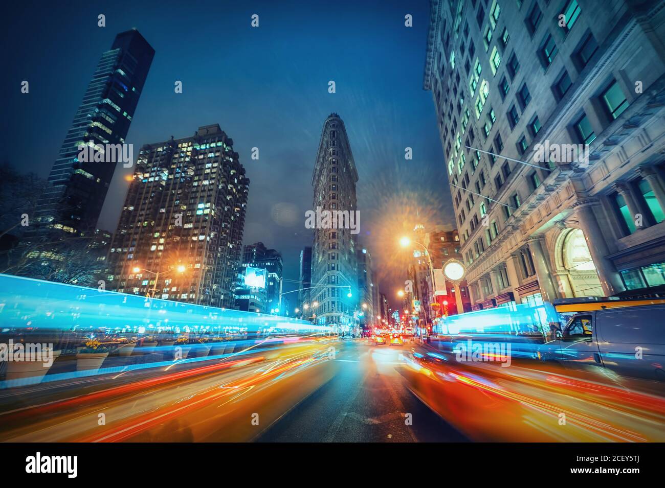 Luci blu e arancioni di traffico intenso sulla strada in Serata a New York Foto Stock