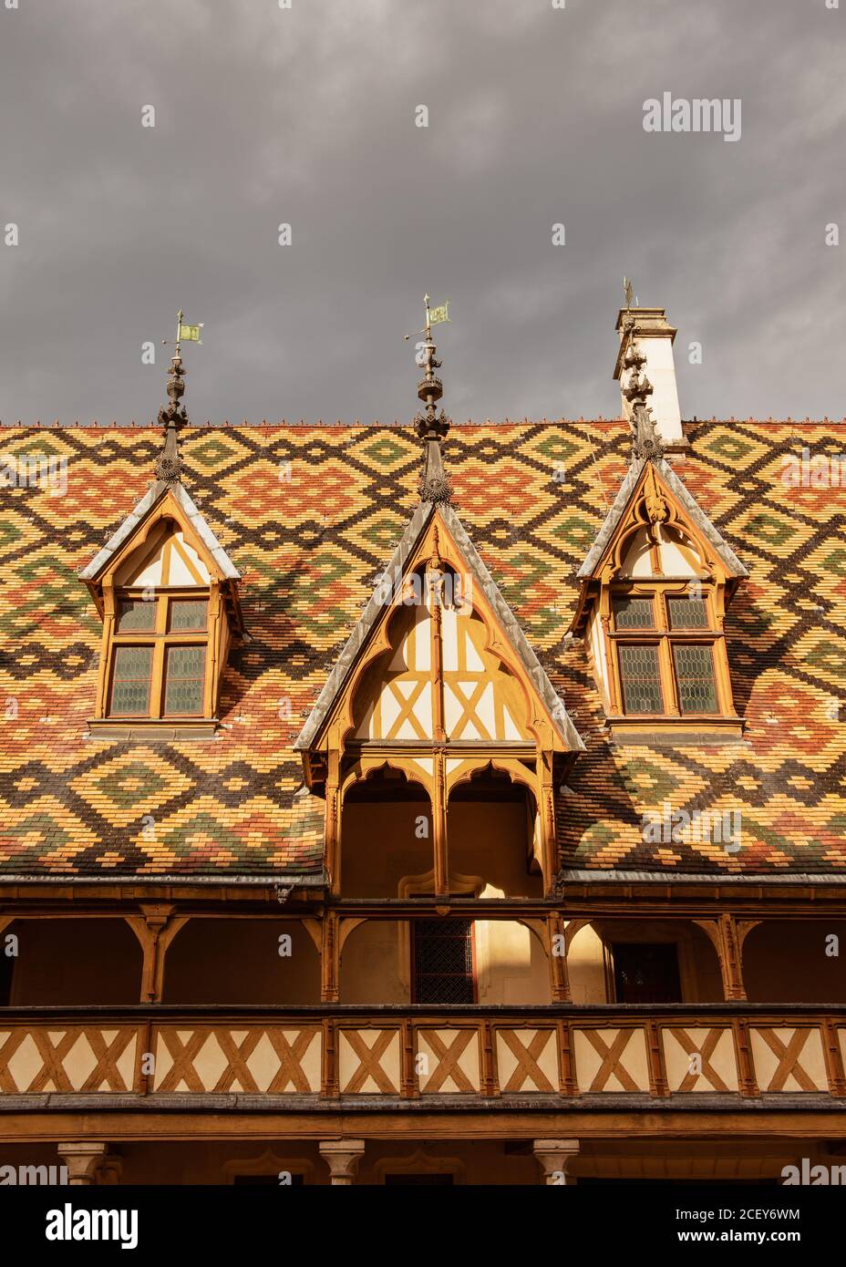 Tetto medievale policromo degli Hospices de Beaune, Francia Foto Stock