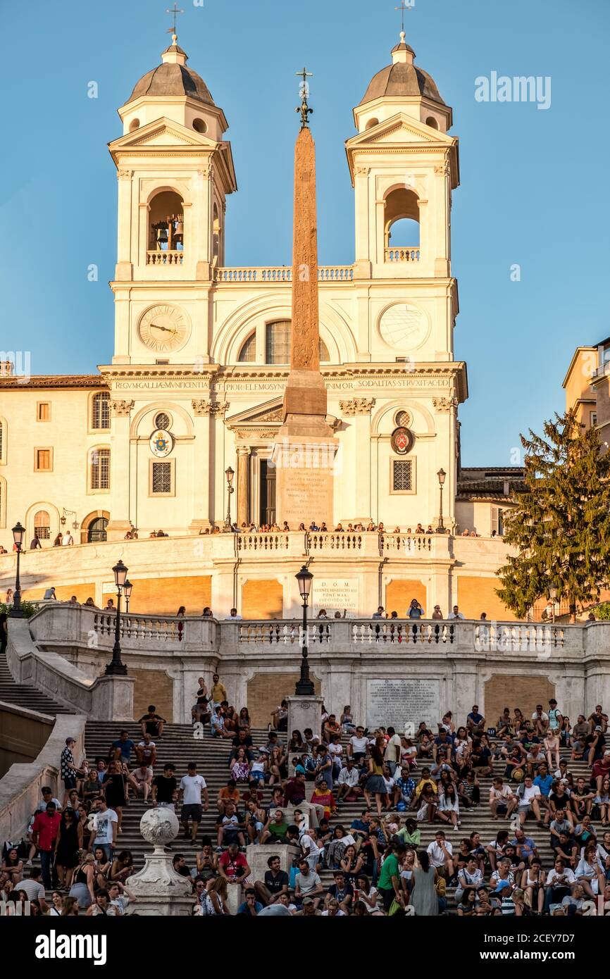 La famosa Piazza di Spagna e la chiesa di Trinita dei Monti A Piazza di Spagna nel centro di Roma al tramonto Foto Stock