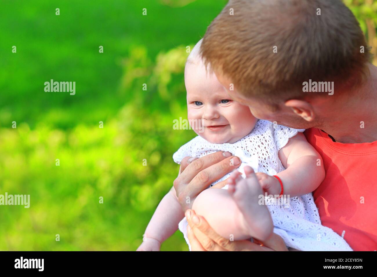 Papà e figlia nel parco. Ritratto di papà e bambino. Foto Stock