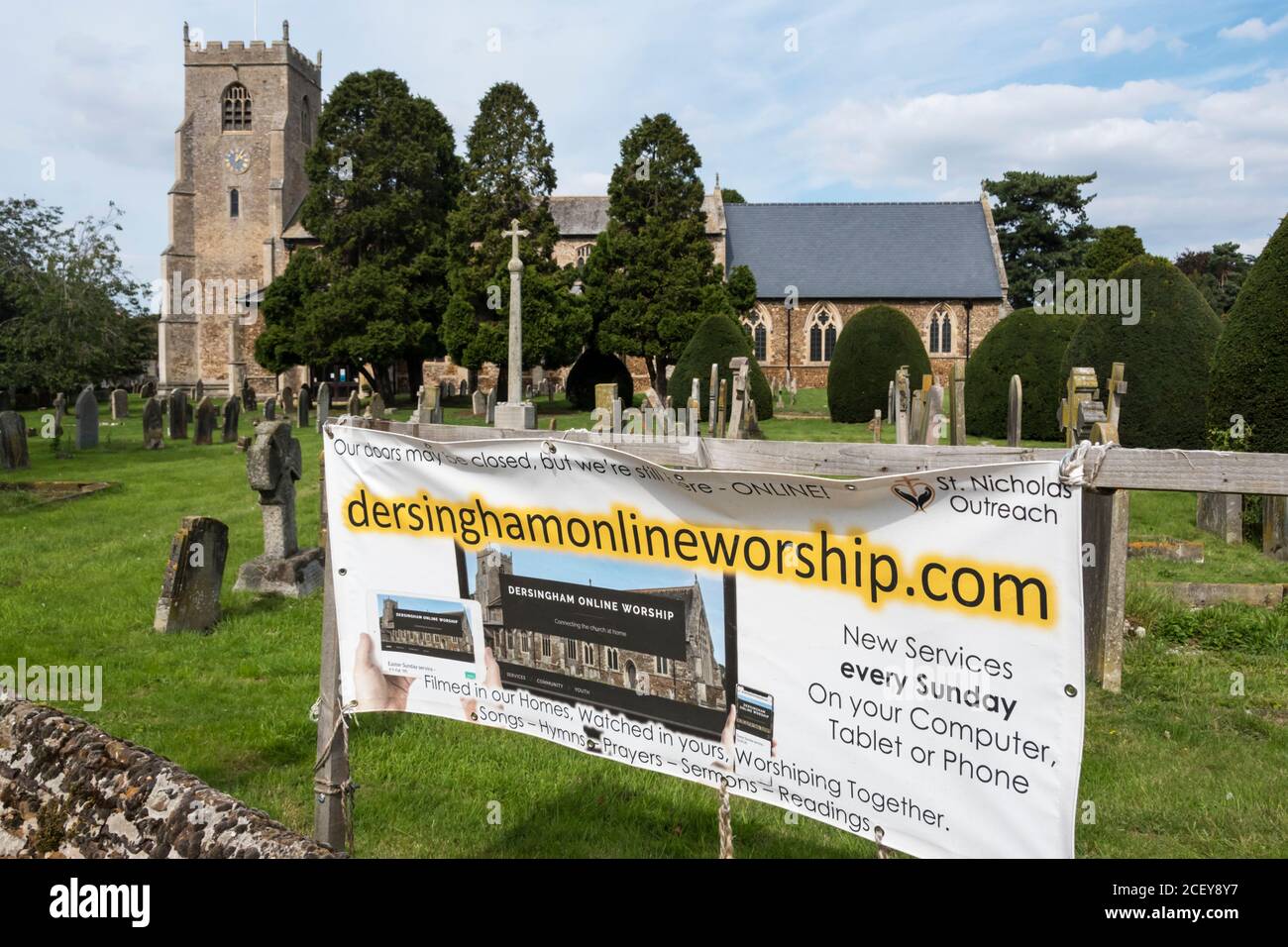 Un segno che pubblicizza il culto online dalla chiesa di Dersingham mentre la chiesa è chiusa durante il coronavirus 2020 COVID-19 pandemia. Foto Stock
