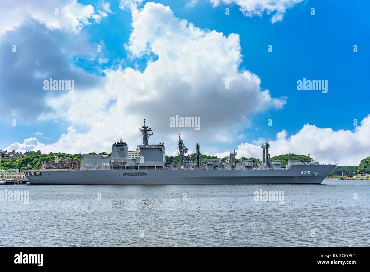 yokosuka, giappone - luglio 19 2020: Vista grandangolare dell'oliatore giapponese di rifornimento JS Masyu AOE-425 ormeggiato nel porto navale di Yokosuka lungo il Miu Foto Stock