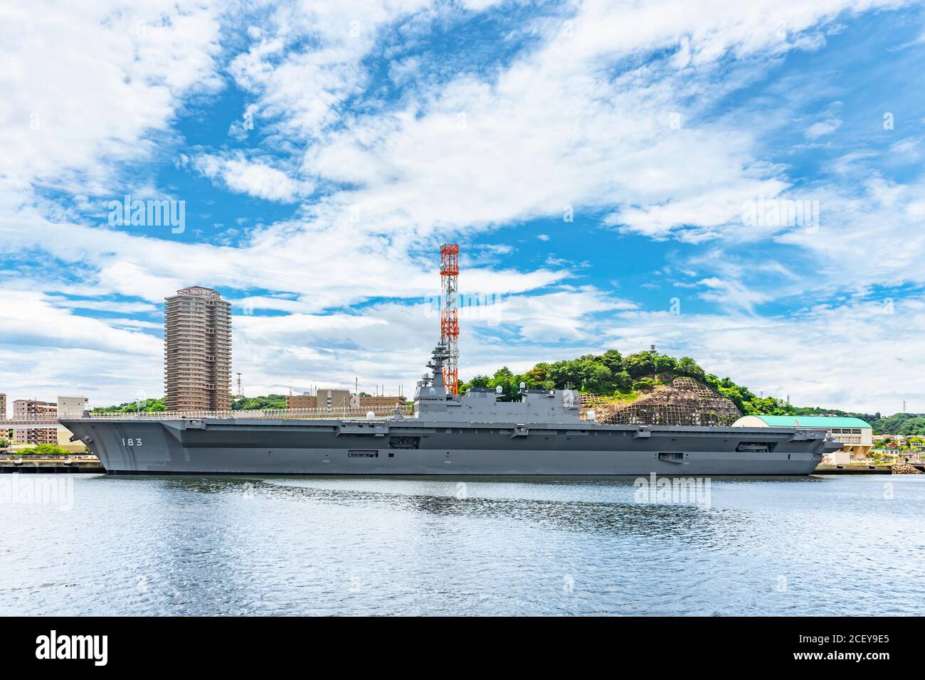 yokosuka, giappone - luglio 19 2020: Vista grandangolare del giapponese Destroyer JS Izumo DDH-183, un elicottero e portaerei della Japan Maritime Self- Foto Stock