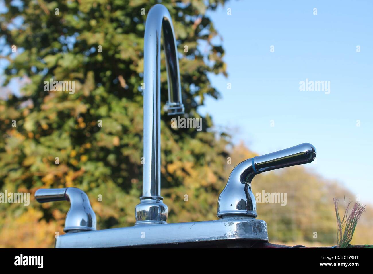 sink all'aperto d'epoca situato nella fattoria di mele Foto Stock