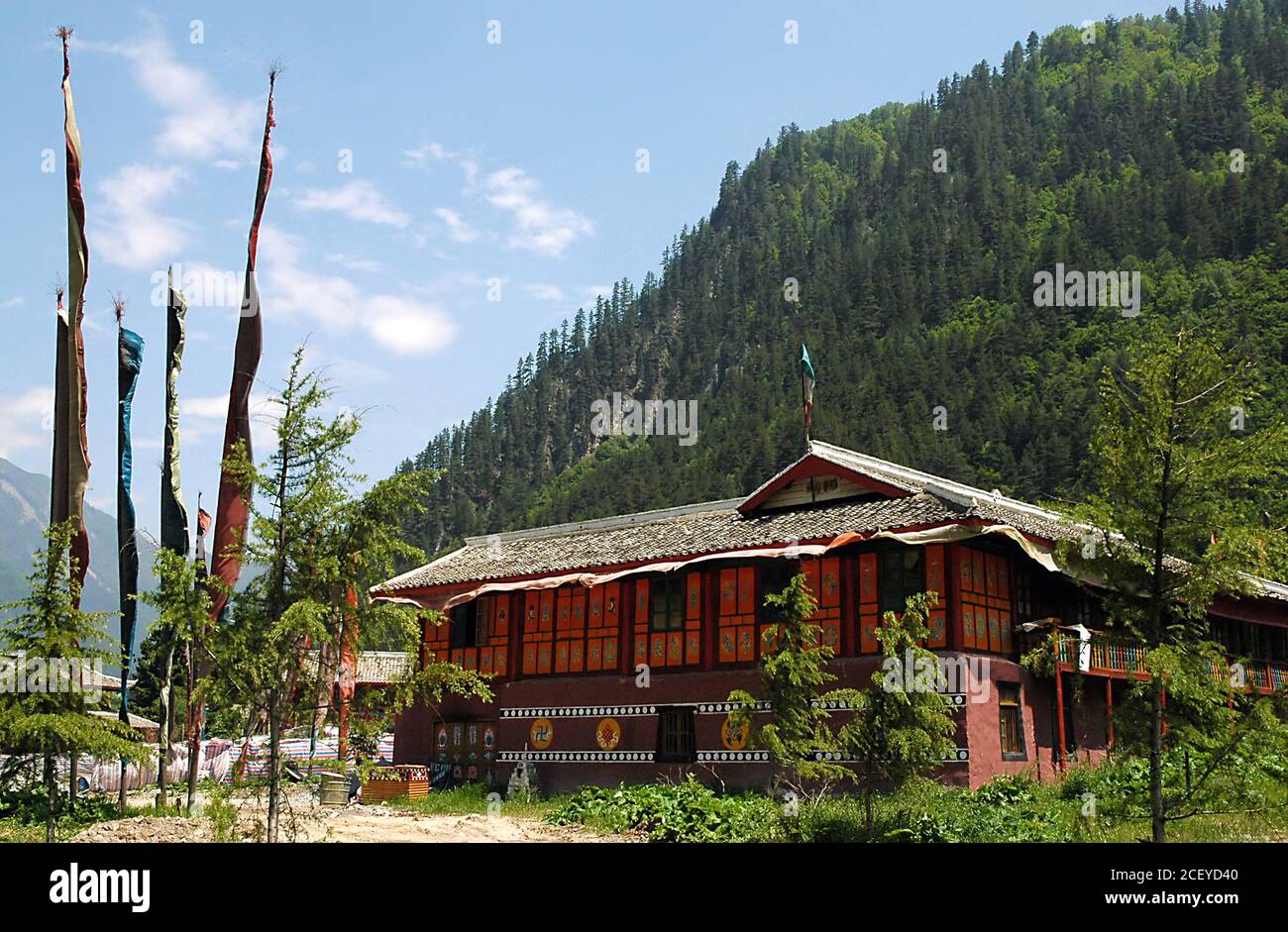 Juizhaigou (Valle dei nove villaggi) a Sichuan, Cina. Edifici in stile tibetano e bandiere di preghiera. Foto Stock