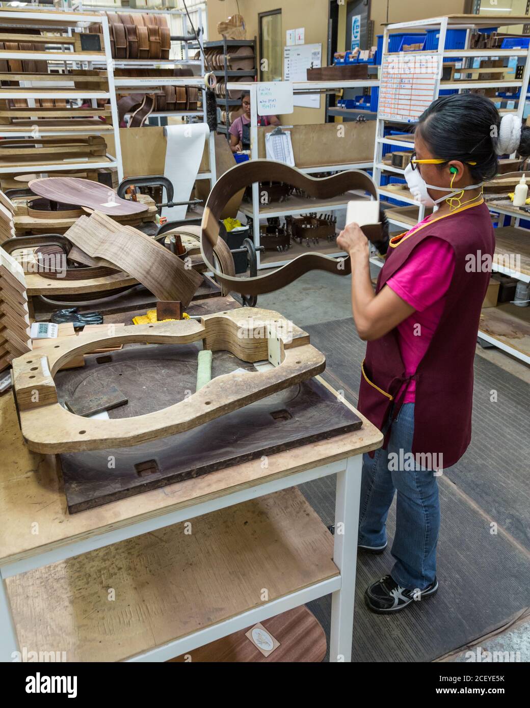 Lavoratori che costruiscono e assemblano chitarre presso la fabbrica di chitarra Taylor di Tecate, Messico. Foto Stock