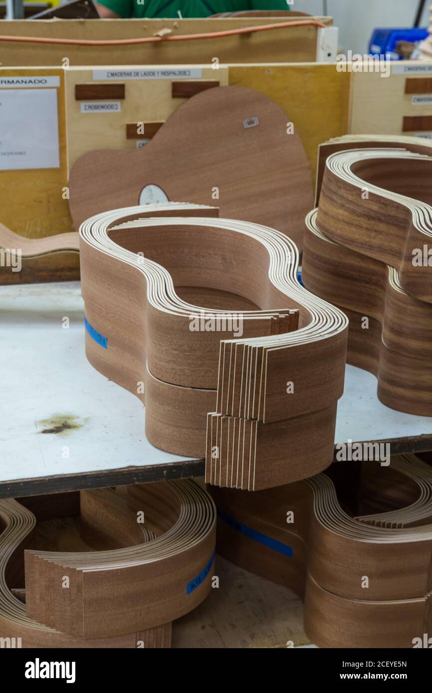 I lati di chitarra in legno esotico curvo sono accoppiati prima di incollarli insieme nello stabilimento Taylor Guitar di Tecate, Messico. Foto Stock