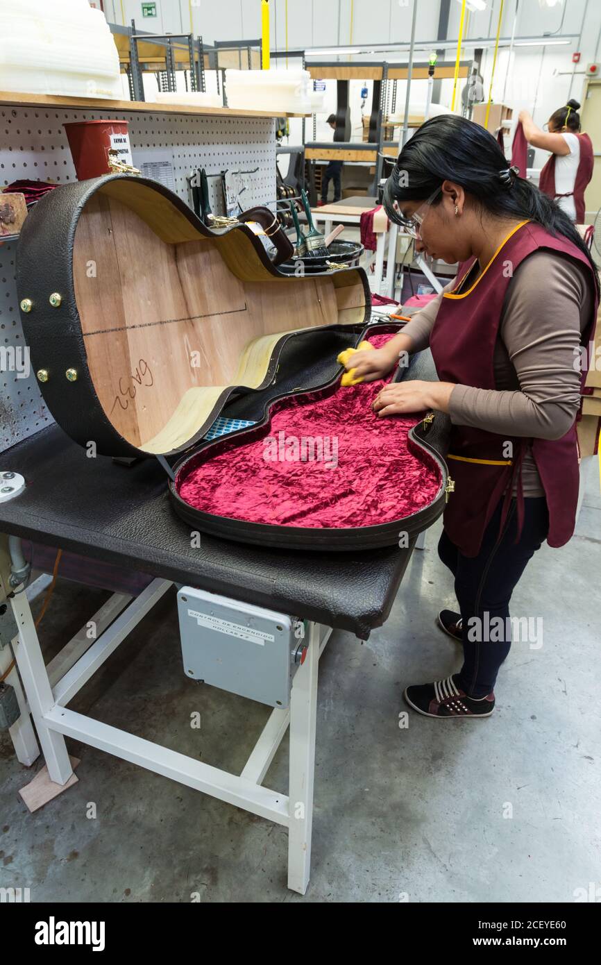 Lavoratori che costruiscono e assemblano custodie per chitarra presso lo stabilimento Taylor Guitar di Tecate, Messico. Foto Stock