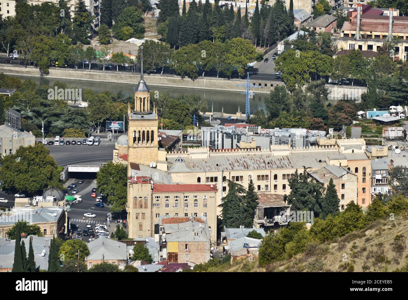 Tbilisi: Vista panoramica con il Cinema Palace sul fronte, e il fiume Kura e Shota Rustaveli Avenue sullo sfondo. Repubblica di Georgia Foto Stock