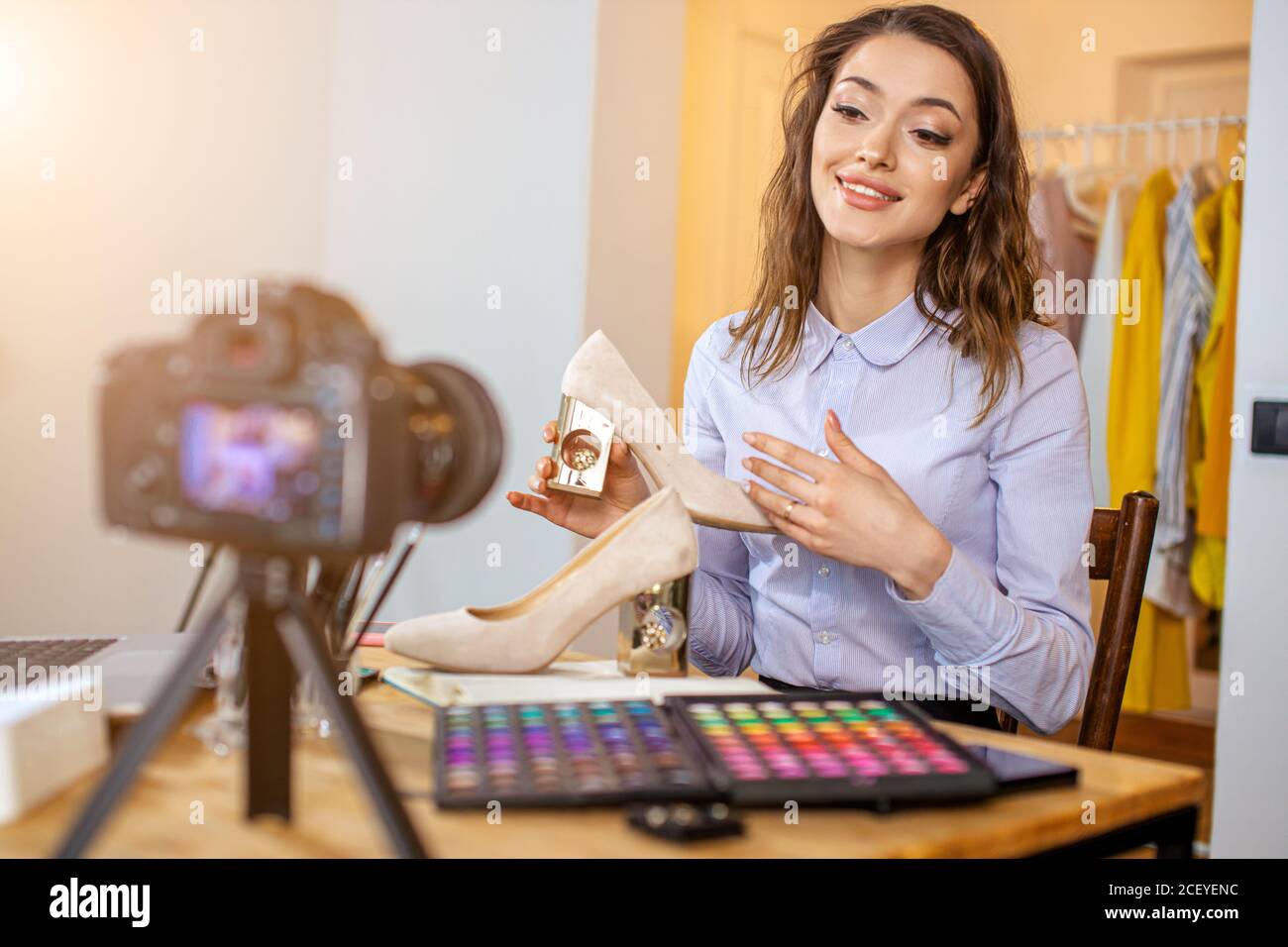 trasmissione in linea di blogger caucasico di bellezza a casa, giovane donna prova ad essere estremamente onesto e sincero con gli abbonati. presentando le scarpe alla macchina fotografica Foto Stock