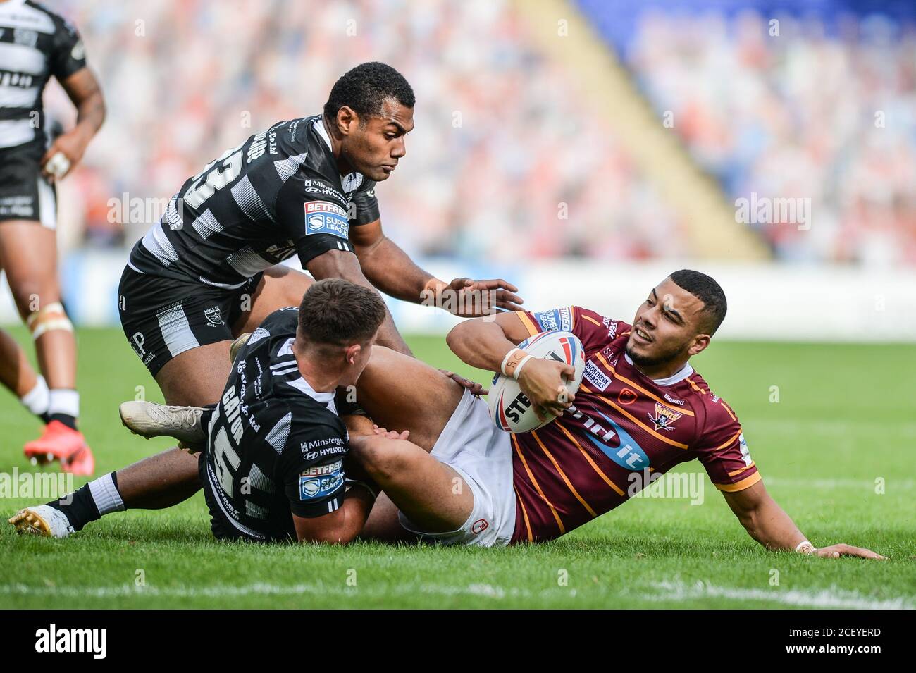 Joe Cator di Hull FC conclude Darnell McIntosh di Huddersfield Giants Foto Stock