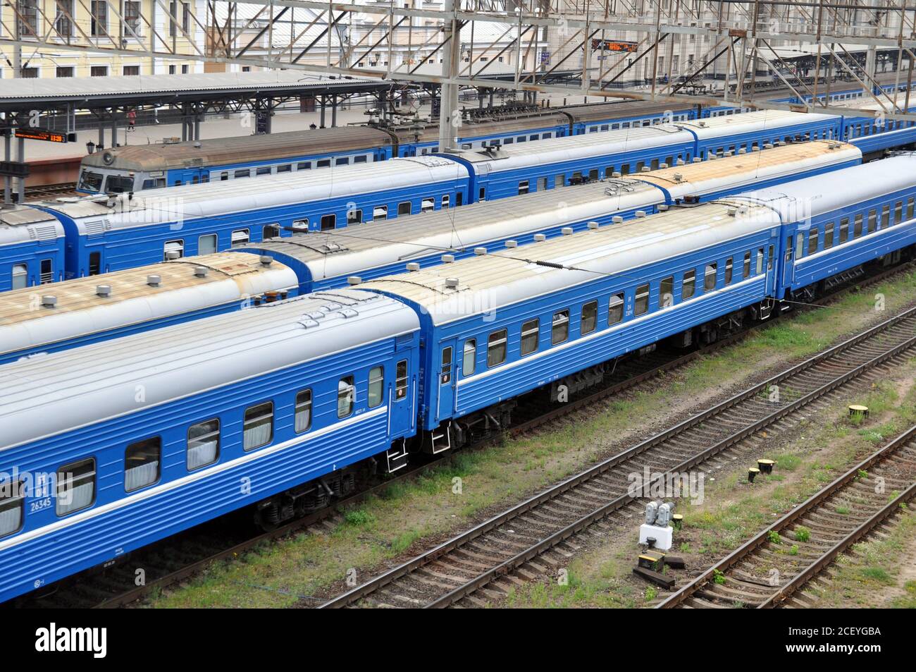 Brest, Bielorussia - 7 agosto 2020: Carrozze della ferrovia bielorussa alla stazione ferroviaria di Brest, vista dall'alto. Foto Stock