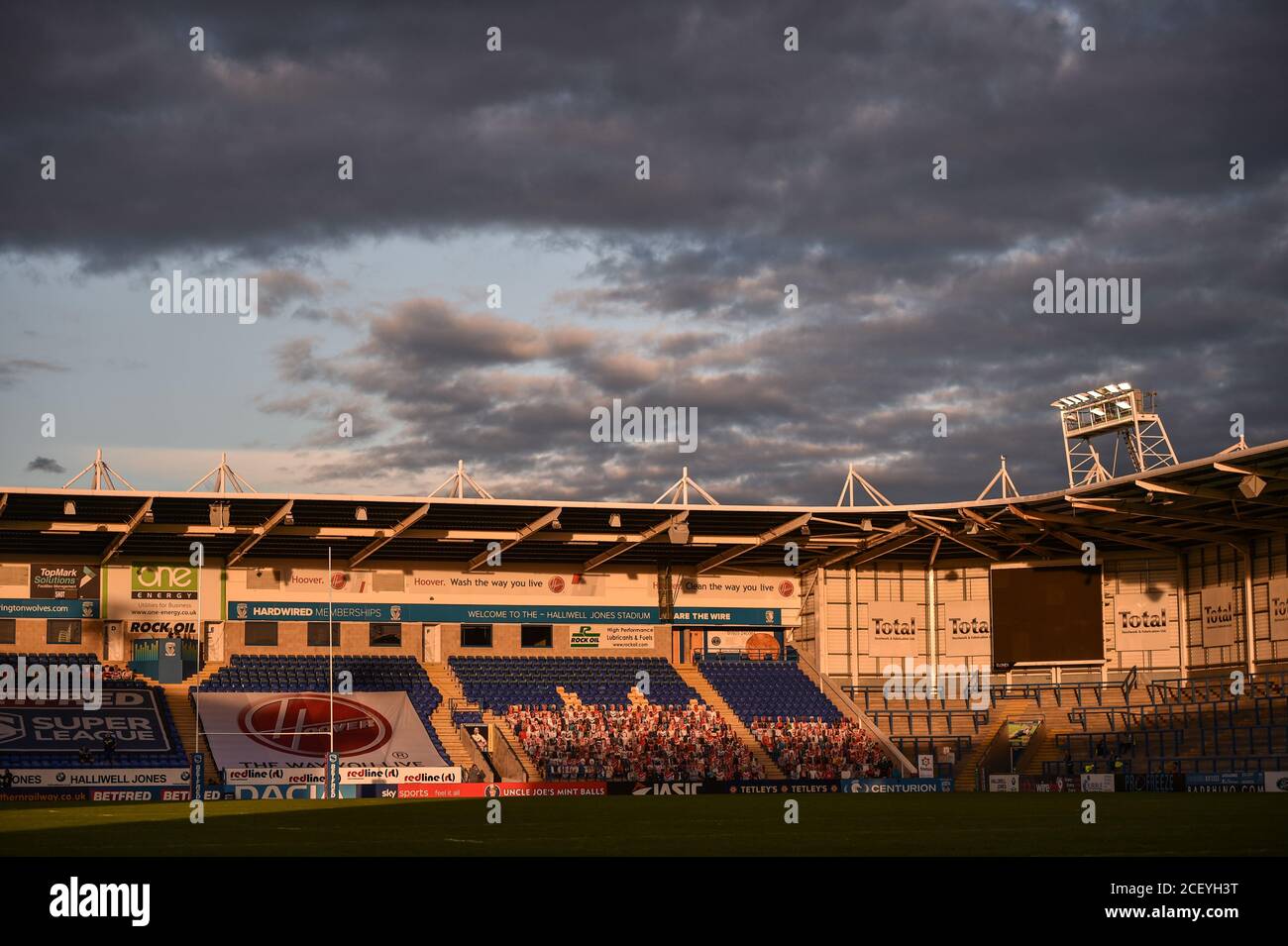 Vista generale dello stadio Halliwell Jones immerso nel sole della tarda estate. Foto Stock