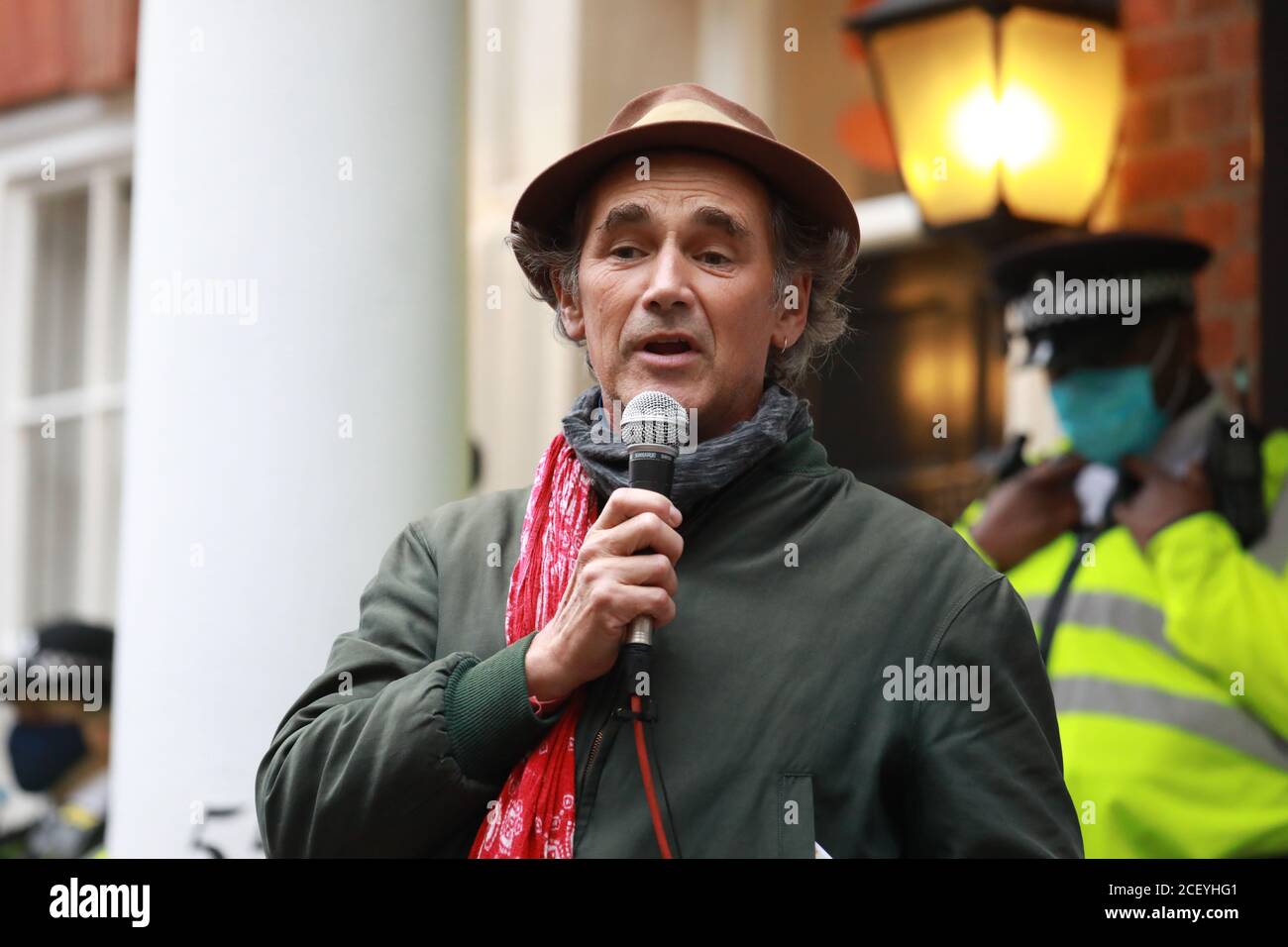 Westminster, Londra, Regno Unito. 2 Settembre 2020. Gli attivisti del clima si bloccano su un trestump al di fuori del DEFRA, mentre un altro gruppo blocca Tufton Street e altri alberi in scala in Piazza del Parlamento. Gli arresti sono stati effettuati durante tutta la giornata soprattutto per violare le regole della sezione 14. Credit: Natasha Quarmby/Alamy Live News Foto Stock