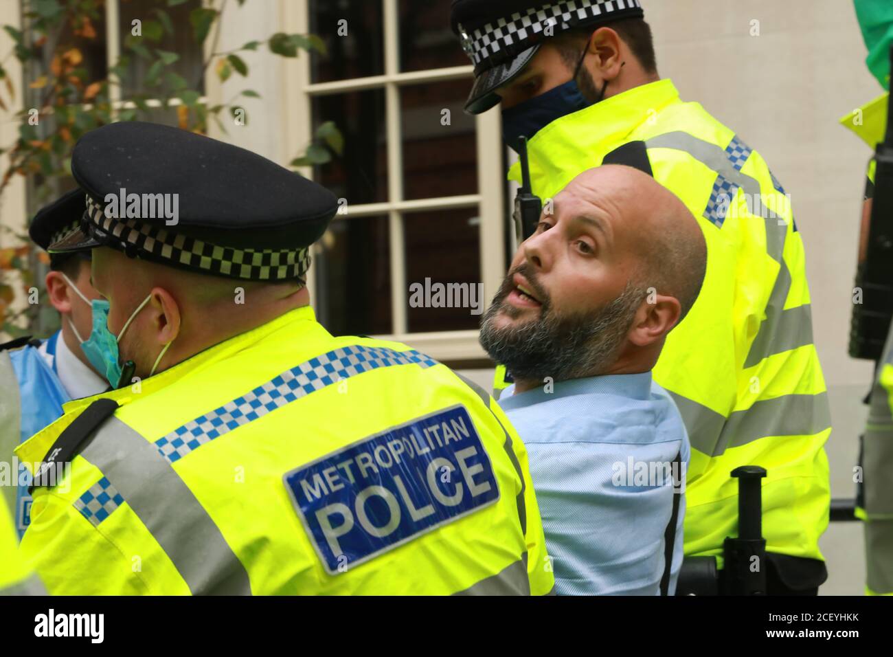 Westminster, Londra, Regno Unito. 2 Settembre 2020. Gli attivisti del clima si bloccano su un trestump al di fuori del DEFRA, mentre un altro gruppo blocca Tufton Street e altri alberi in scala in Piazza del Parlamento. Gli arresti sono stati effettuati durante tutta la giornata soprattutto per violare le regole della sezione 14. Credit: Natasha Quarmby/Alamy Live News Foto Stock