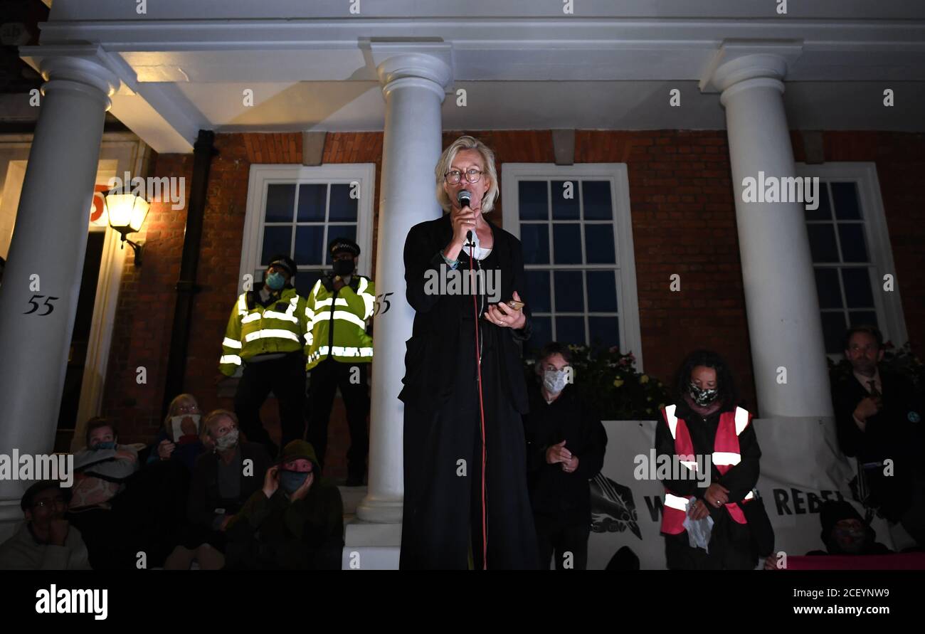 L'attore Juliet Stevenson parla ad una protesta di ribellione di estinzione su Tufton Street a Westminster, Londra. Foto Stock