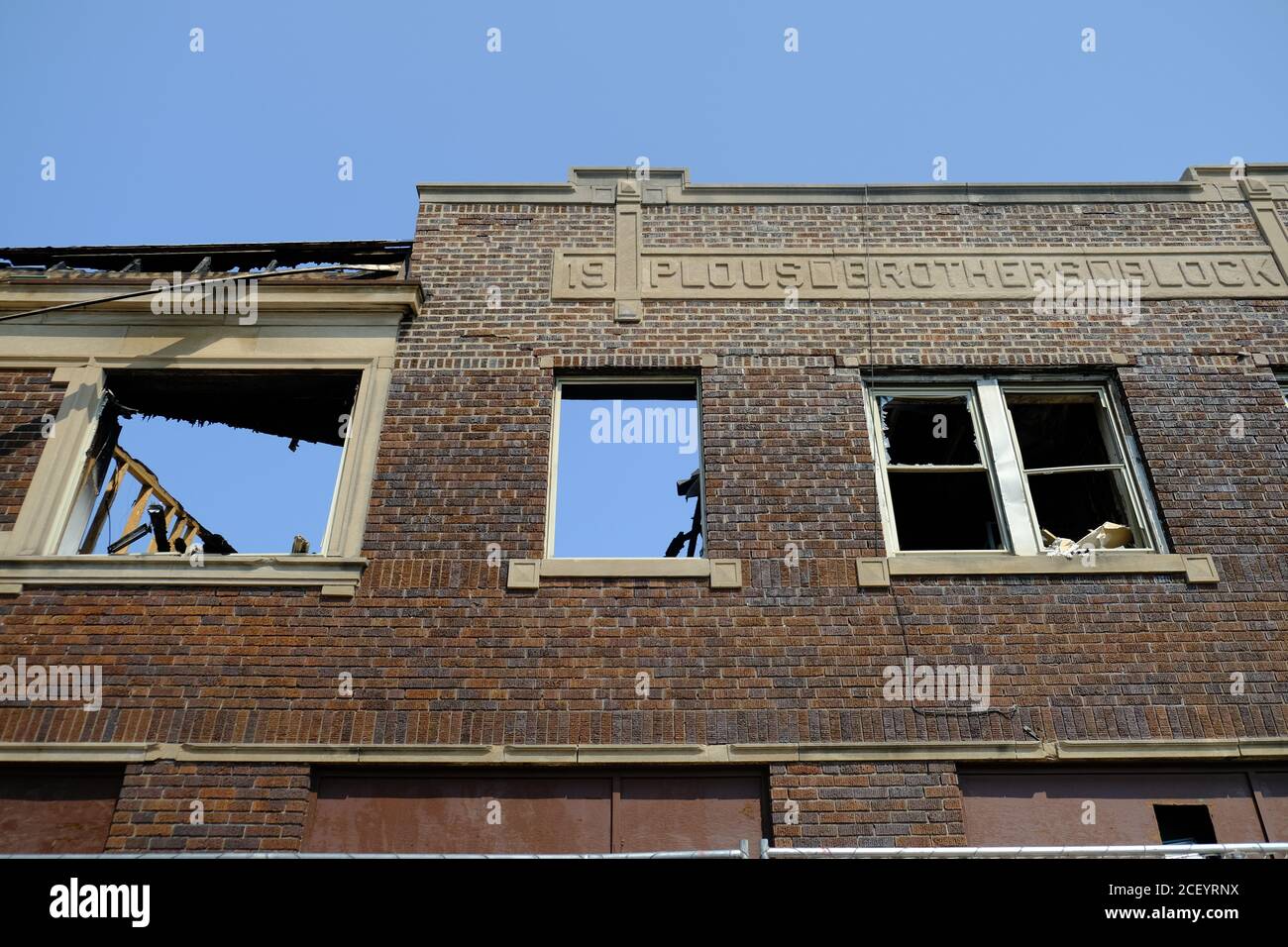 Kenosha, WI, Stati Uniti. 26 Agosto 2020. Il lotto dei fratelli Plous si trova in rovina dopo che è stato bruciato durante i disordini relativi alla polizia ha coinvolto sparare a Jacob Blake. Foto Stock