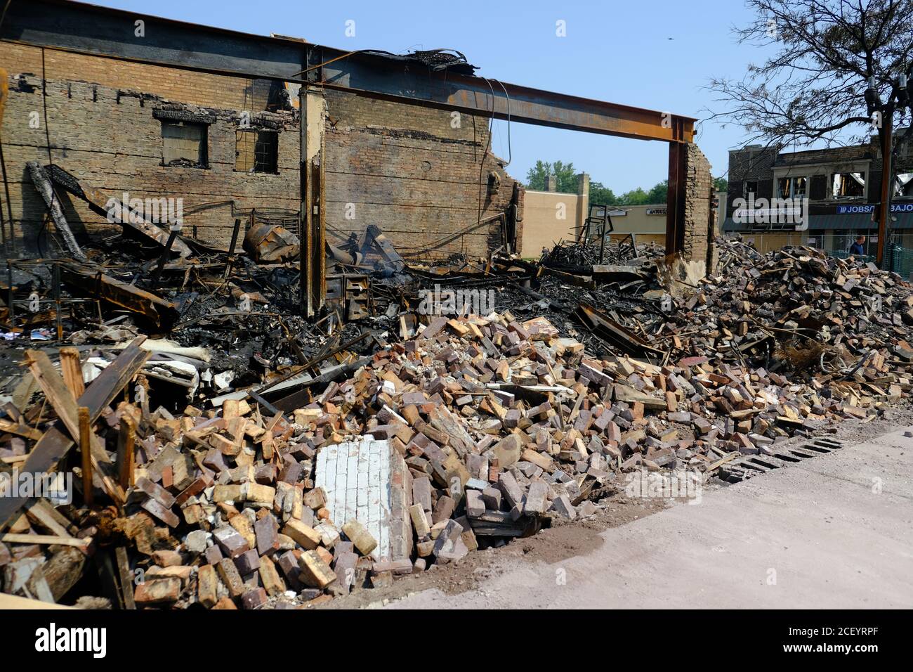 Kenosha, WI, Stati Uniti. 26 Agosto 2020. Ciò che rimane di un negozio di materassi che è stato bruciato a terra durante i disordini relativi alla polizia ha coinvolto tiro di Jacob Blake. Durante i tumulti Robert Cobb è stato girato essere picchiato qui come ha usato un estintore sui rioters. Foto Stock