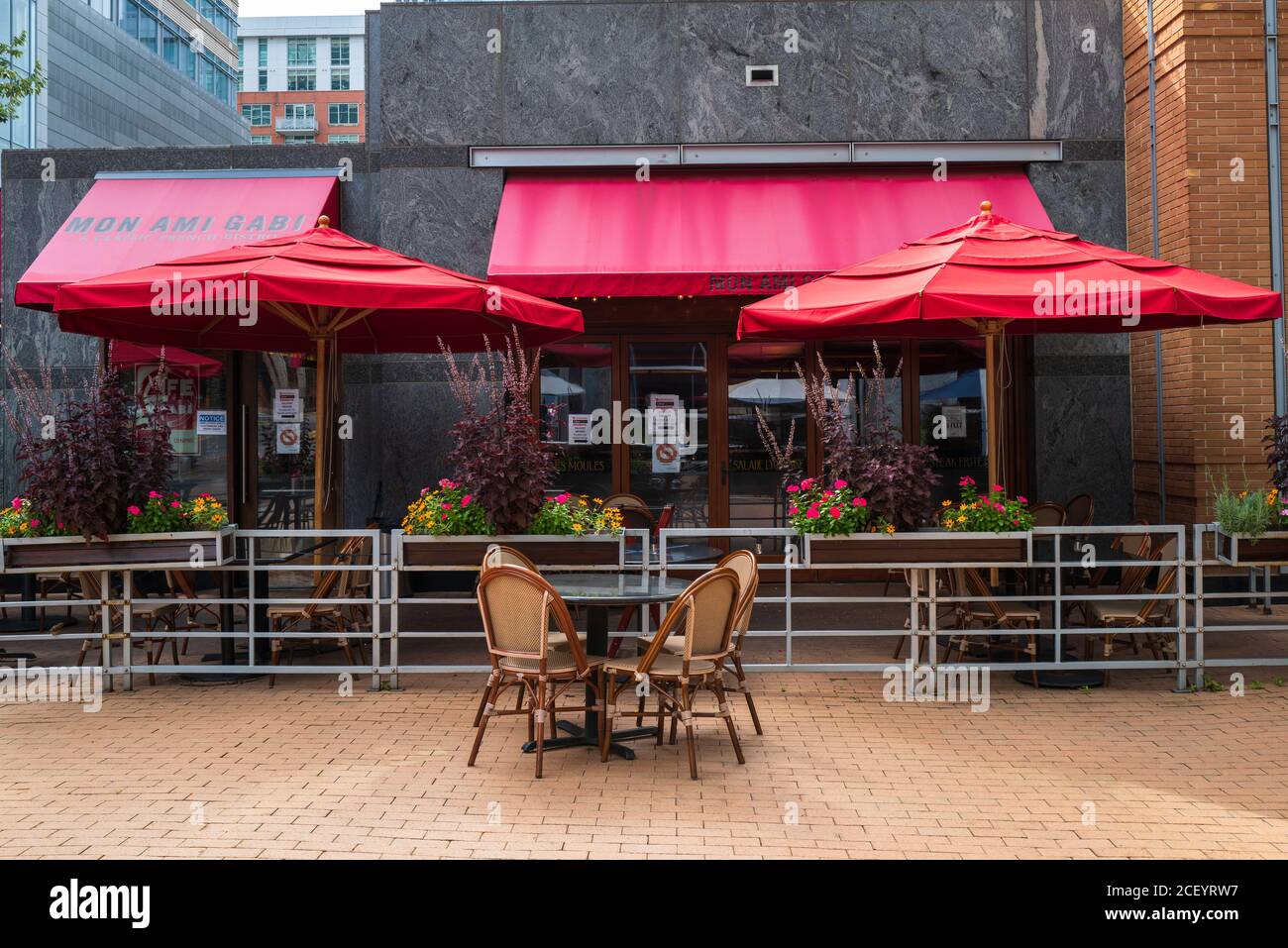 Reston, VA, USA -- 2 settembre 2020. Un tavolo e sedie nello spazio esterno per pranzare in un Bistro Francese a tony Reston, Virginia. Foto Stock