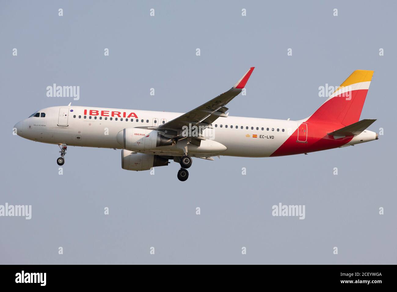 DUSSELDORF, DEU. 24 NOVEMBRE 2019 una Iberia A320 in volo dall'Aeroporto Internazionale di Dusseldorf. (Credit: Robert Smith | MI News) Foto Stock